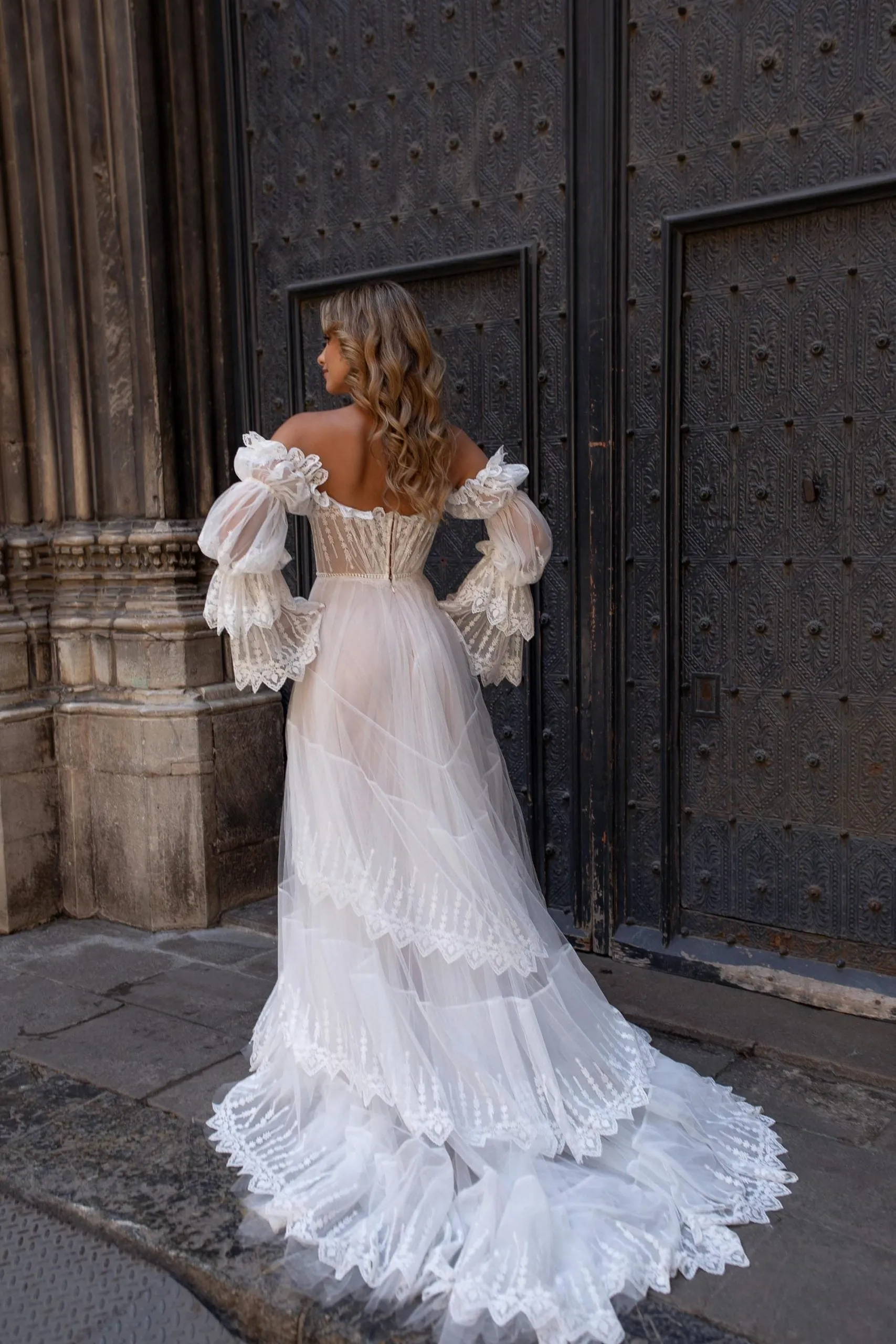 BOHO A-Line Wedding Dress Modern Lace Strapless Illusion Full Sleeves Backless Court Train Bridal Gown Vestido De Noiva